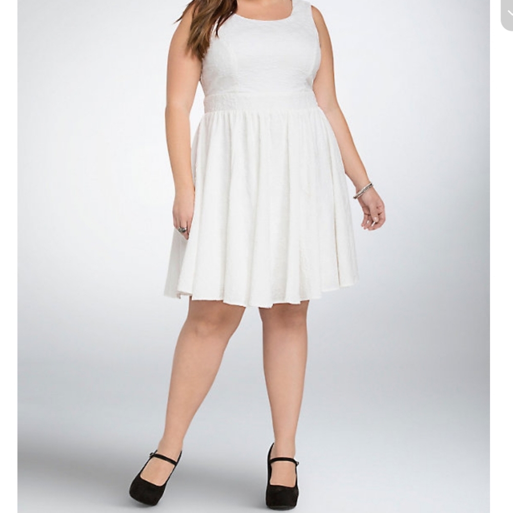 TORRID SKATER DRESS WHITE TEXTURED FLORAL SIZE 14